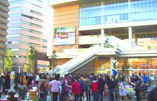 川口駅キュポラ広場フリーマーケット写真